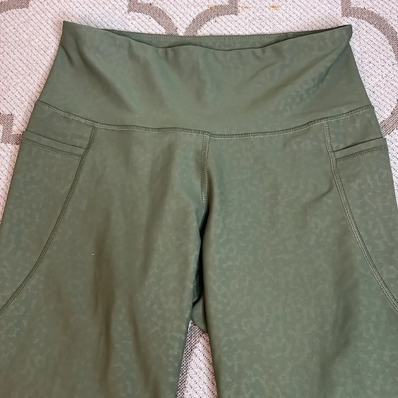 Old navy active elevate high rise go dry olive emboss leggings, 22” inseam - Picture 14 of 15